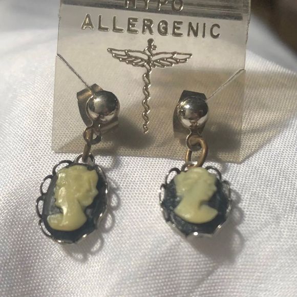 Cameo pierced dangling earrings NWOT - Picture 4 of 5